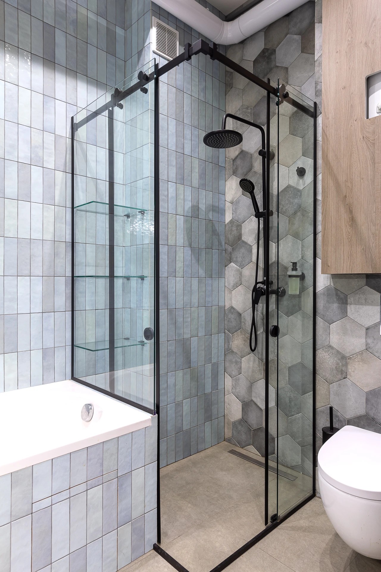 КВАРТИРА С ЯРКИМИ АКЦЕНТАМИ В СТАРОМ ФОНДЕ