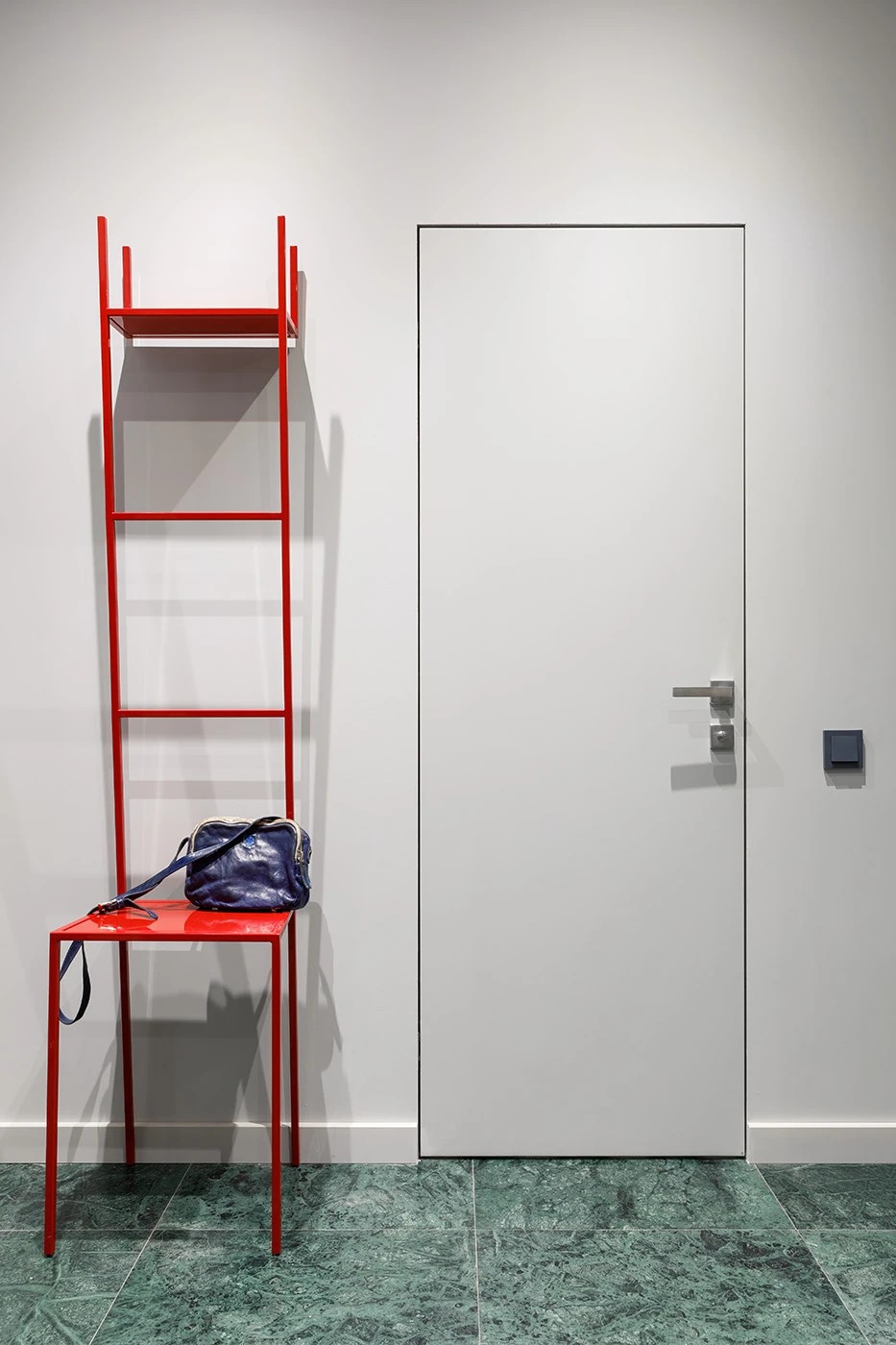 КВАРТИРА-ШКАТУЛКА ДЛЯ СЕМЬИ С ДВУМЯ ДЕТЬМИ