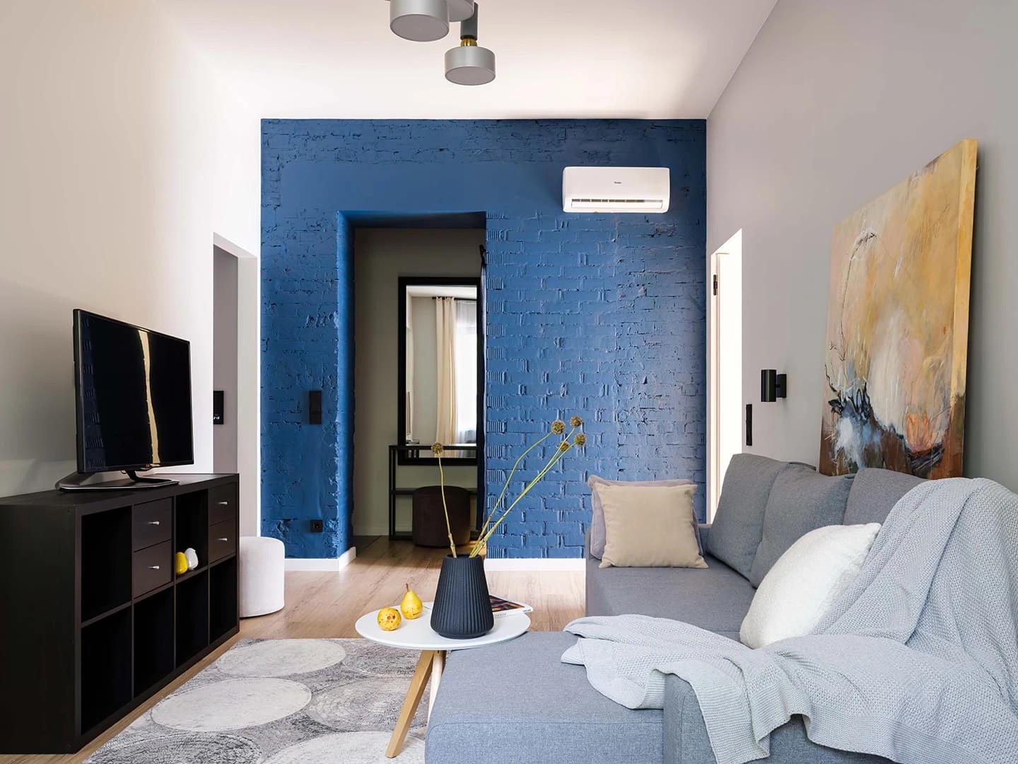 Уютный интерьер с доминирующим синим цветом