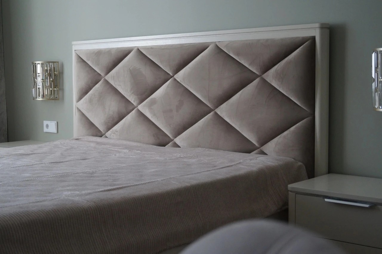 Спальня с гардеробной комнатой .