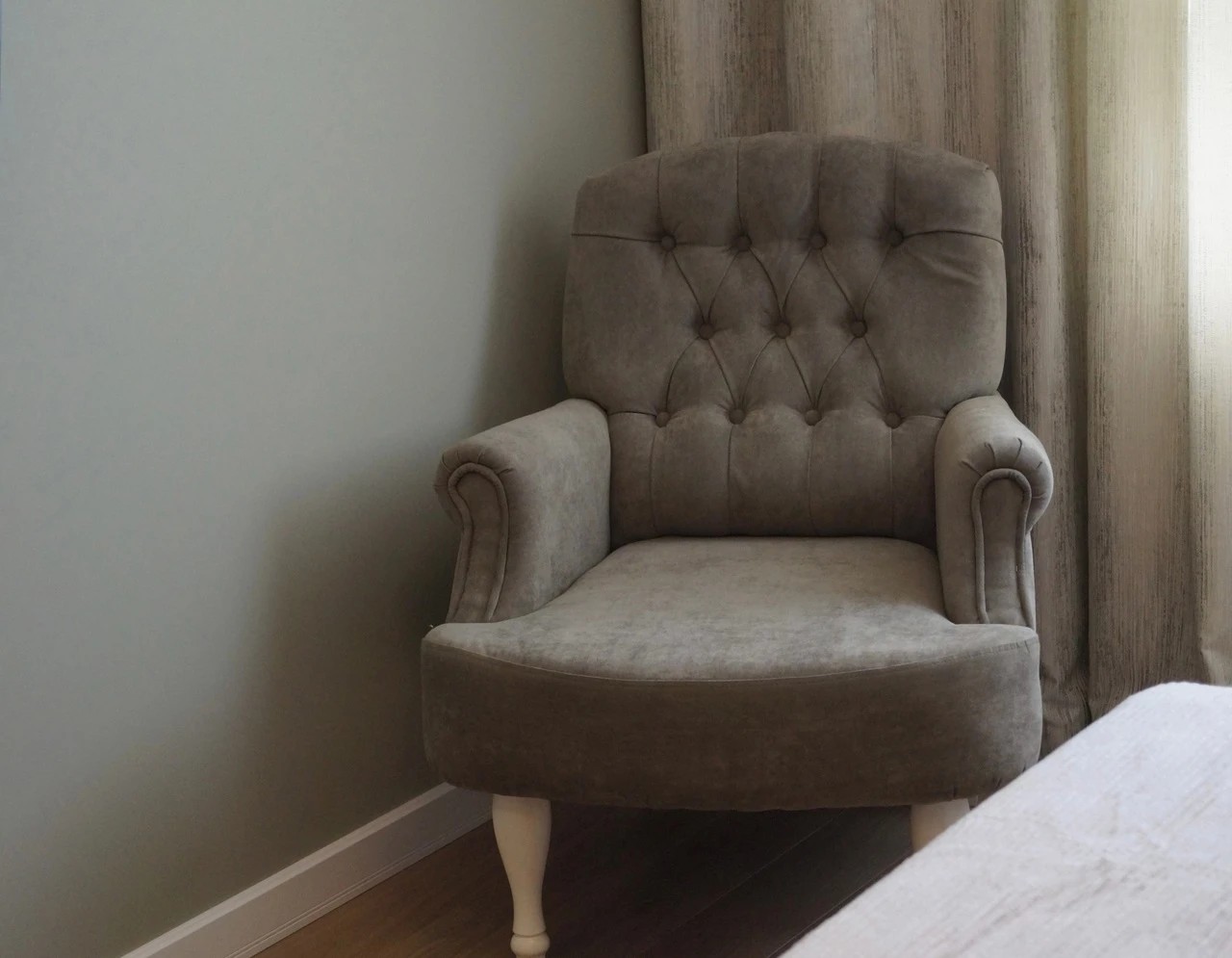 Спальня с гардеробной комнатой .