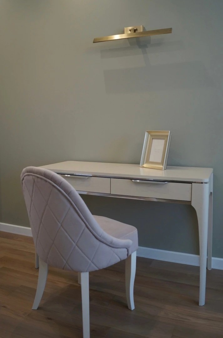 Спальня с гардеробной комнатой .