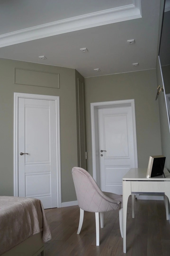 Спальня с гардеробной комнатой .