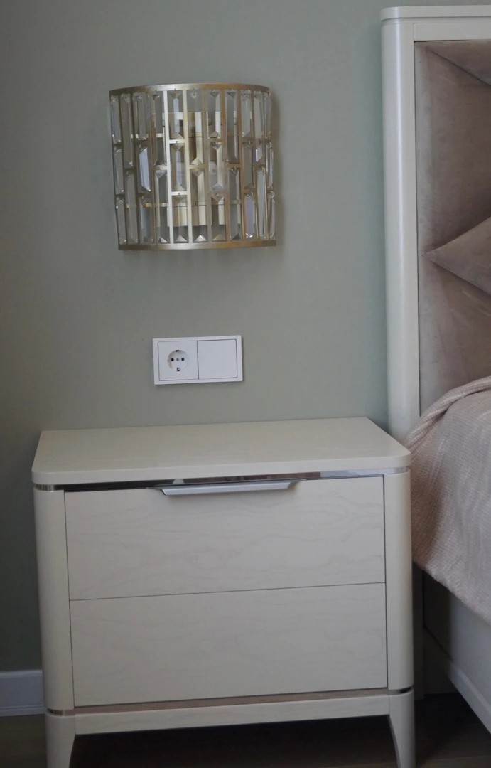 Спальня с гардеробной комнатой .