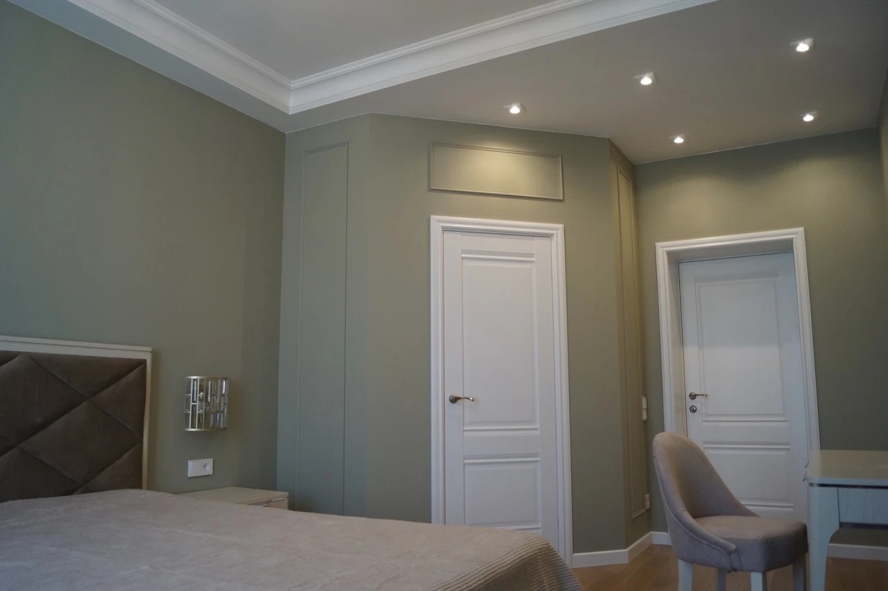 Спальня с гардеробной комнатой .