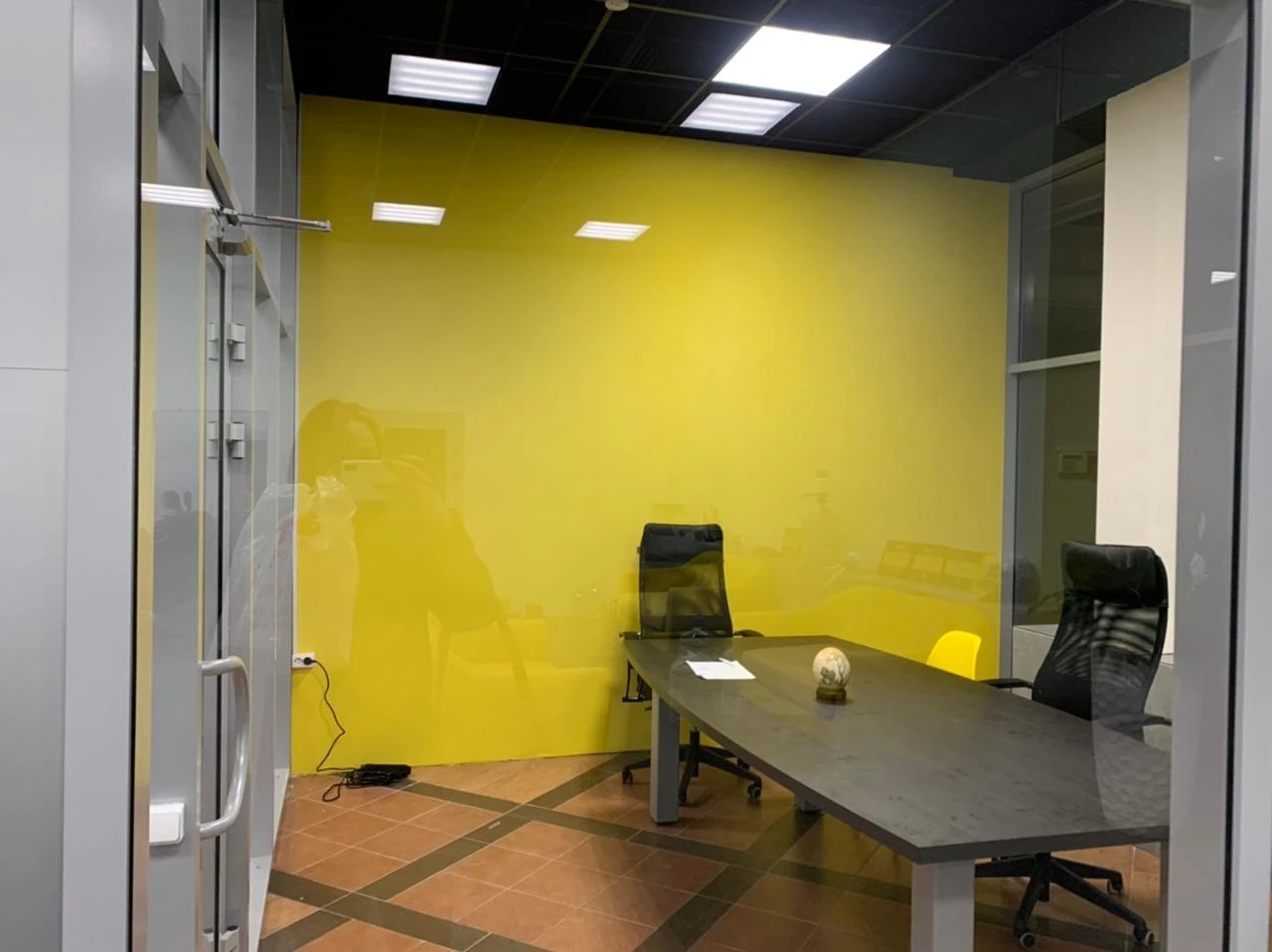 Офис компании и фирменные цвета